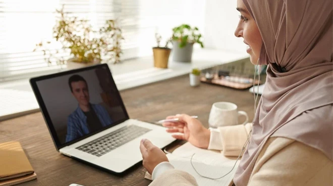 A-healthcare-provider-clearly-visible-on-the-device-screen